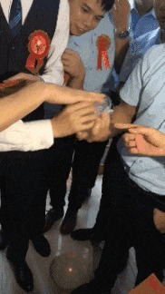 |搞笑GIF:妹子你是真会玩,摔下来的那一刻肯定后悔了吧!