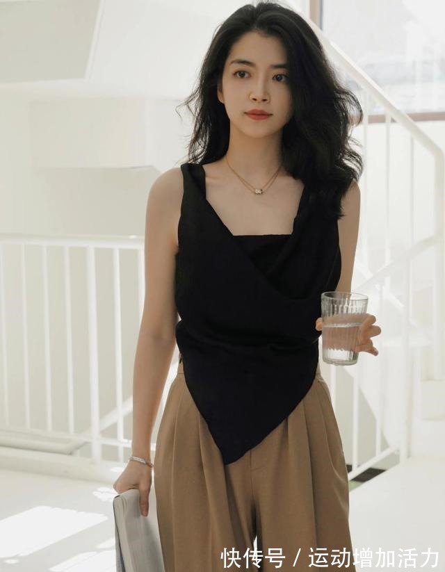 吊带 三木博主太会穿搭了,无袖吊带上衣+休闲直筒裤,很有女人味!