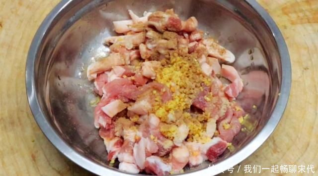 五花肉|炸酥肉用淀粉还是面粉,很多人不懂,诀窍告诉你,外酥里嫩不回软