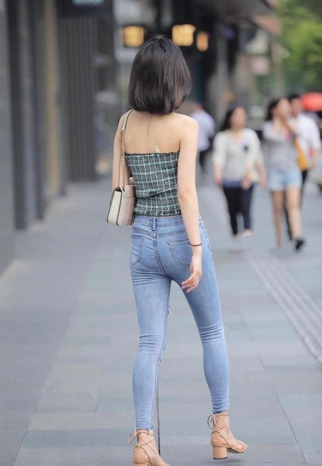  时尚|“街拍女神”秋季穿搭果然迷人，抹胸上衣配牛仔裤，美成初恋女友