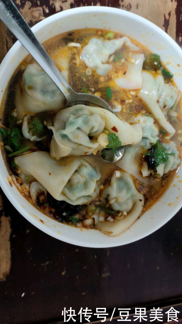 酸辣馄饨一出锅，方圆十里都飘香