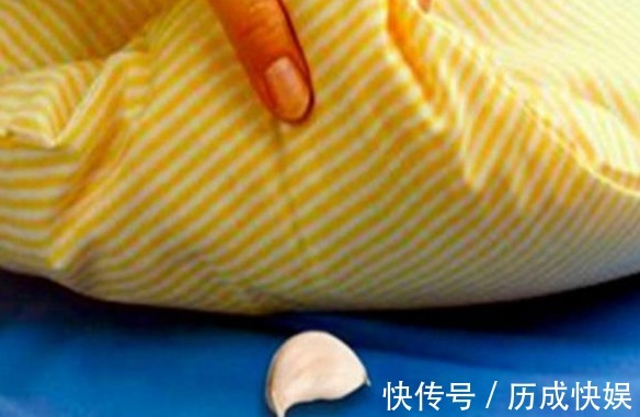 枕头|睡觉前把大蒜放枕头底下,3天后会发生什么好处不请自来!