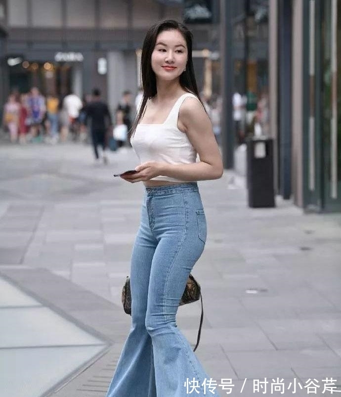 牛仔裤|初秋牛仔裤的别样穿法,气质女生喜欢的裤装搭配,简单时尚有气质