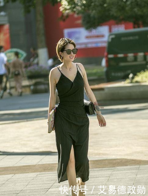 T恤|美女黑色T恤搭皮裙,配蓝色棉袜,这种时尚你懂吗?