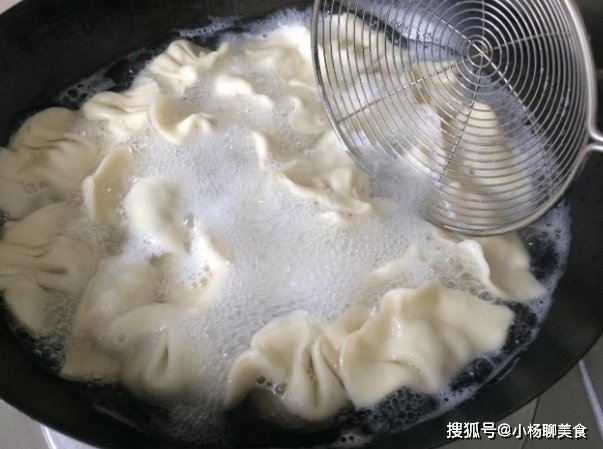 沸水|煮饺子时，沸水不能直接下锅，多加一步，饺子好吃不破皮