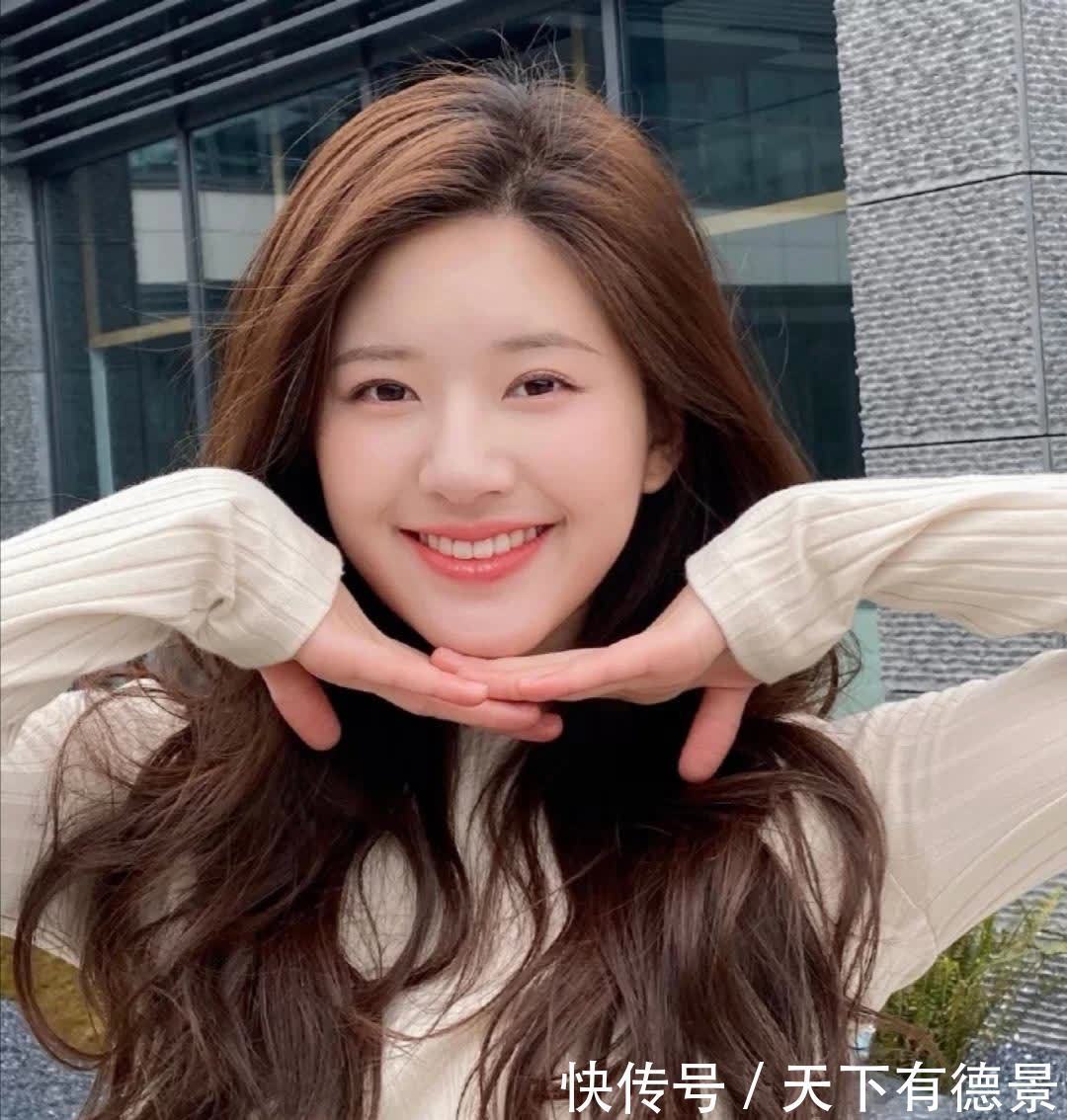 天生丽质的女生，脸上一般都有这5条线，有2个颜值就不低