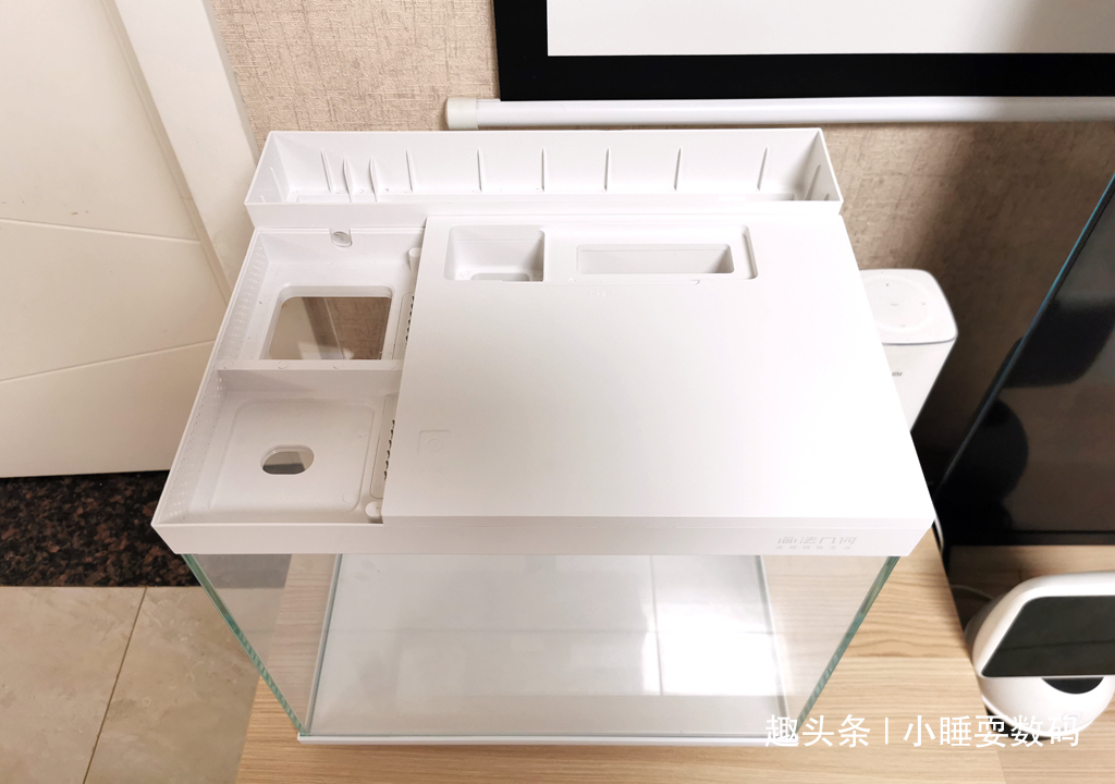 哪种鱼缸更适合养鱼画法几何AI智能鱼缸，水质监测还能自动喂食