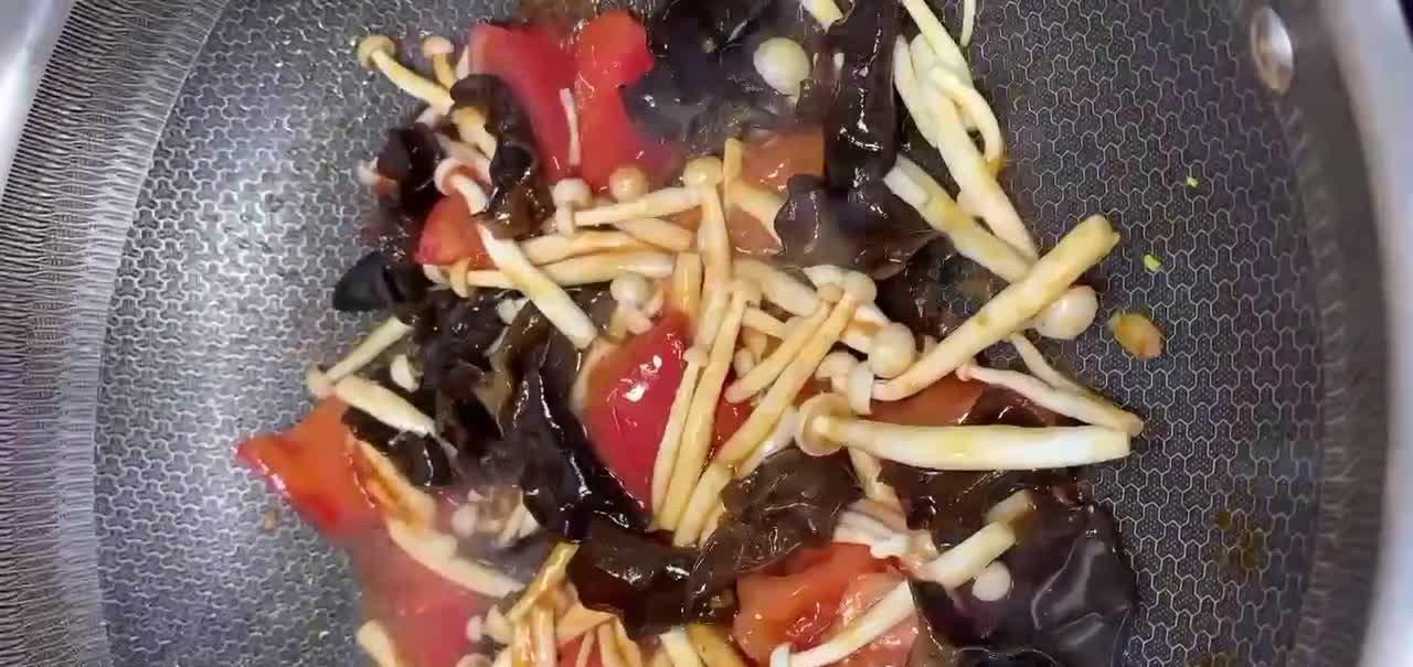 制作西红柿木耳炒鸡蛋时，加入一样配菜，鲜香味美孩子喜欢都喜欢