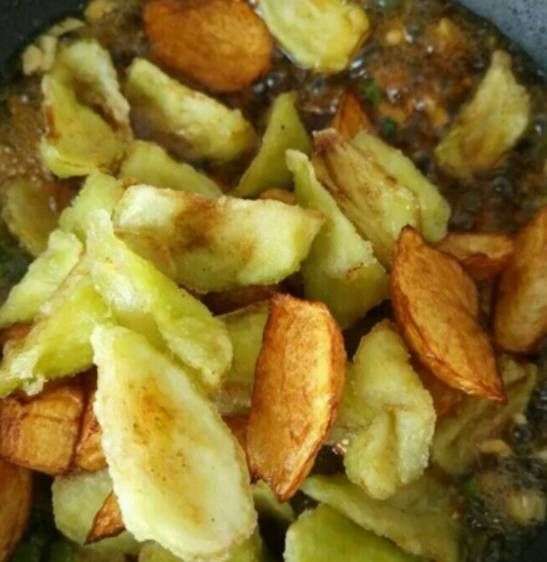 一根茄子、一个土豆、一根尖椒，就能做出不比肉菜差的地三鲜