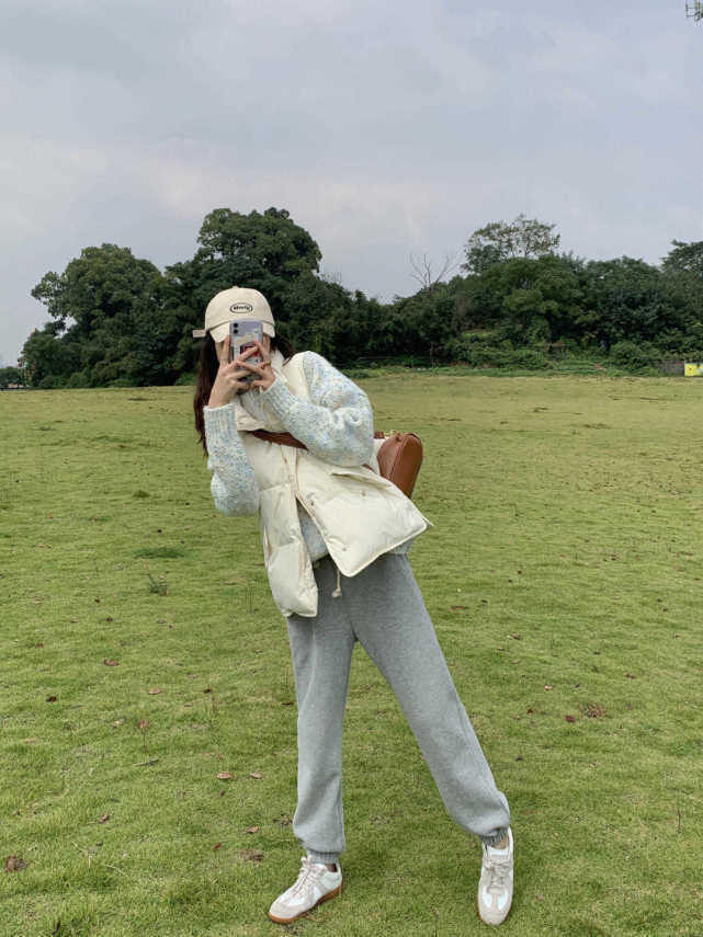 穿搭|开始降温了,毛衣马甲搭配高领打底衫和半身裙,保暖又好看!