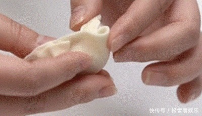 下锅|煮饺子时,记得不要开水就下锅,多加1步,饺子鲜香不破皮!