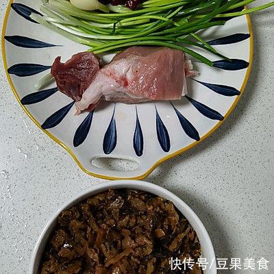 色香味俱全，米饭配外婆菜炒肉沫，下饭绝杀