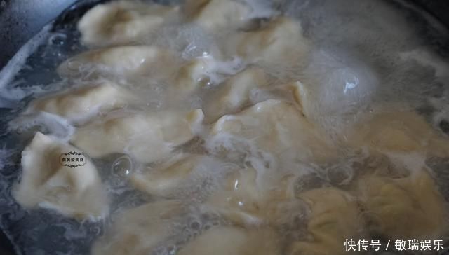 第一次用它来包饺子,超乎想象的好吃,皮薄大馅,个顶个的鲜