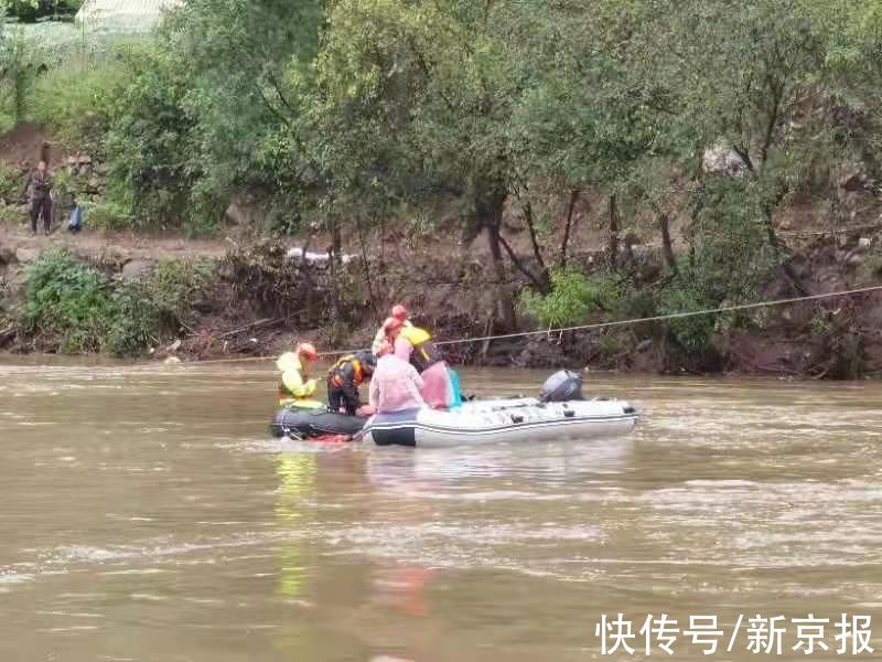 王强|河南两干部驾车送群众就医途中落水，将群众推出后失联超40小时，知情人：连车带人一块被冲走