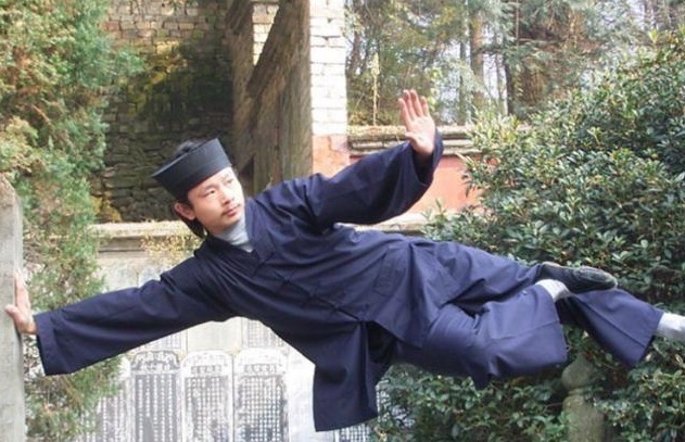 中国@他被誉为中国轻功第一人,一跃跳上四米高墙,2公里路只需5分钟