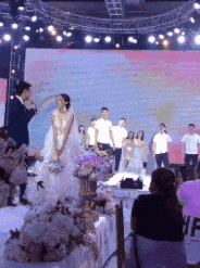 |搞笑GIF段子：单身了几十年，今天无论如何也要抢到！