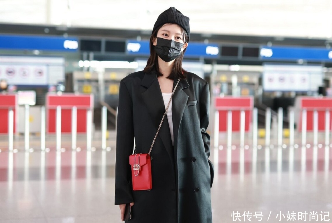 黑色|乔欣真会穿, 黑色大衣和白色的长筒靴凸显出时尚感, 凸显出时尚感