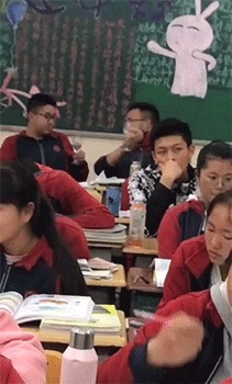 |搞笑GIF:姑娘 你这一字马厉害了 把旁边的小哥都吓跑了