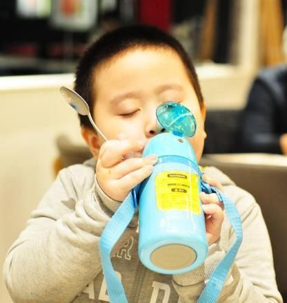 吃肉|7岁男童不常吃肉，却积食3年难长个，医生：这3种食物父母别喂