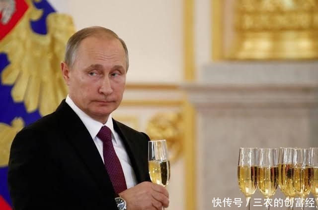 说法|普京的腕表戴在右手,这么做有啥讲究看看他走路姿势你就知道了!