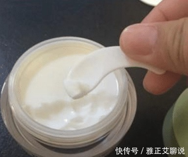 使用爽肤水时倒手上就开始拍?医生都哭笑不得:果然是人傻钱多!