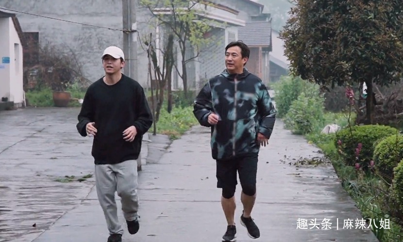 张子枫|三年前戏言成真,看样子“送礼事件”对何炅影响很大