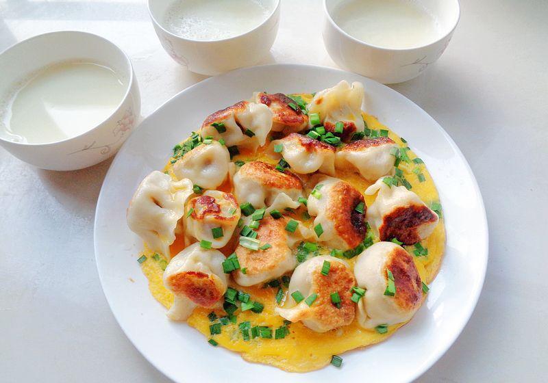 我家冬天早餐,鸡蛋煎饺配豆浆,十几分钟搞定,好吃又暖和