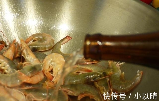 酒店|大虾以后别再吃水煮了，酒店大厨教你做法，5斤不够吃，1盘接1盘
