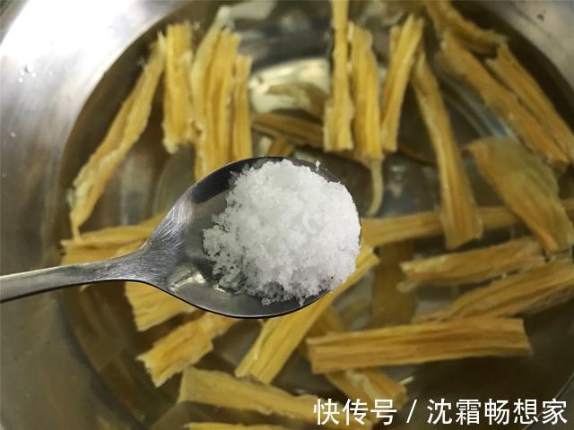 泡腐竹时,用开水还是用冷水,教你小窍门,30分钟发好,不夹生
