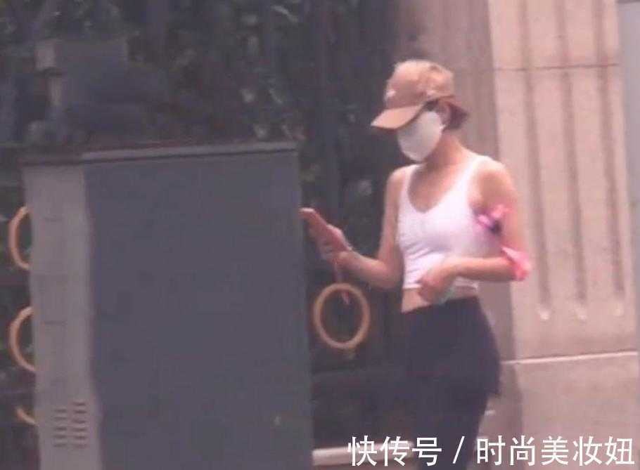 少女|45岁马伊琍真放得开,露脐背心配紧身裤出街,身材不输少女