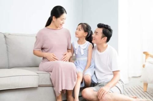 产房外小女孩抱着被子等妈妈，护士劝她回房间，小孩回答让人鼻酸