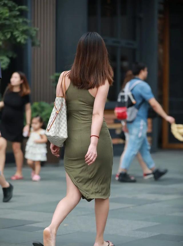 美女|上了年纪的连衣裙美女,整体看起来美不胜收,遮肉显高