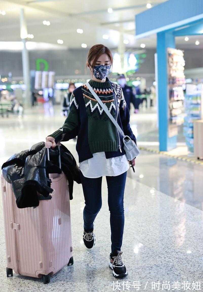 衬衫 阿Sa眼光果然很好,拼色毛衣叠穿衬衫减龄洋气,少女气质不减