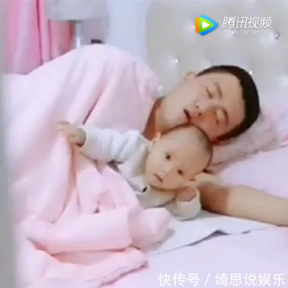 妈妈|爸爸搂着宝宝睡觉，宝宝被鼾声吵醒，接下来的画面妈妈乐了