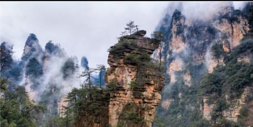 张家界水绕四门景区云雾缭绕，仙