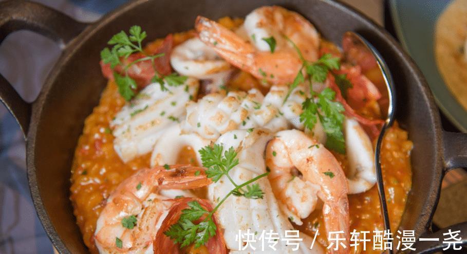 冬天就要来了,一碗美味的蔬菜海鲜浓汤,让你的心灵仿佛被治愈