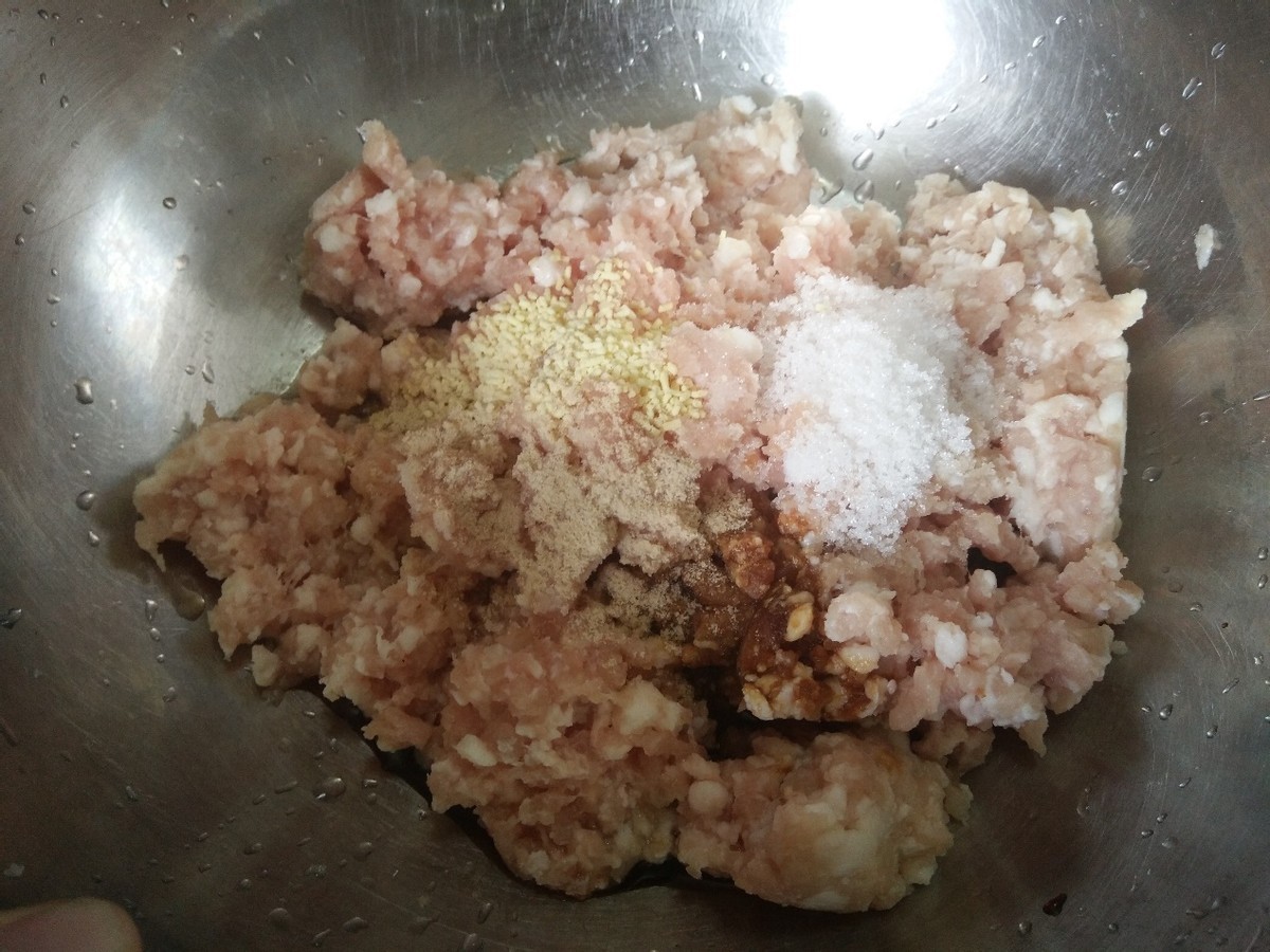 会流汤的灌汤小笼包，皮薄多汁味道棒，很简单一看就会