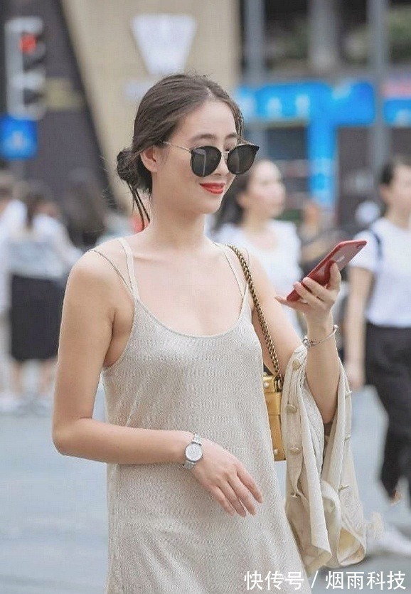 穿衣搭配 小姐姐穿浅色的吊带裙,装扮这么精悍,让民气生敬畏吧?
