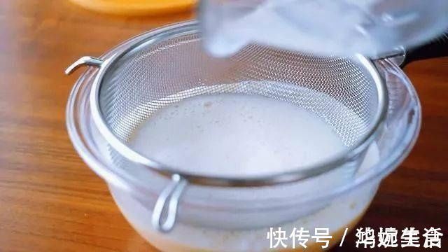 蜂蜜|半碗蜂蜜,4个鸡蛋,做出来的蛋糕,比芝士蛋糕还要嫩滑好吃