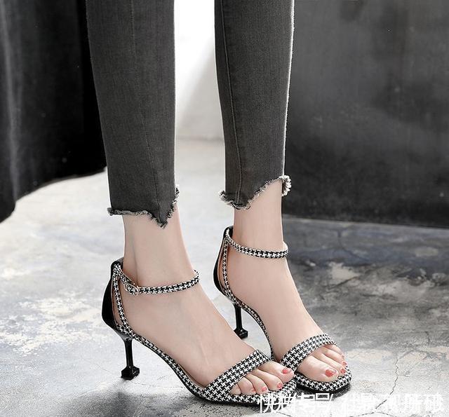 性感迷人 性感迷人的细高跟鞋,别致的一字带凉鞋,演绎摩登时尚