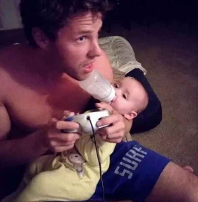 非观|爸爸醉倒在路边,3岁女儿蹲在一旁守候,网友:有这样当爹的吗?