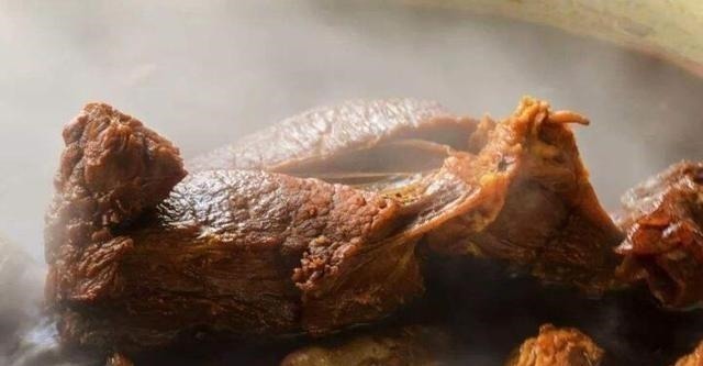 父亲用30年土方法酱牛肉,牢记3个小技巧,牛肉酱香浓郁不腥不散