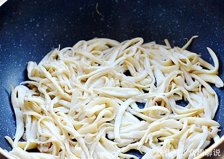 炒杏鲍菇总是不入味?学会这个杏鲍菇做法,口感鲜香吃着还入味