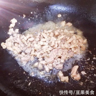 豆角|这#夏日开胃餐#豇豆角炒肉丁连吃3天了！明天还想吃