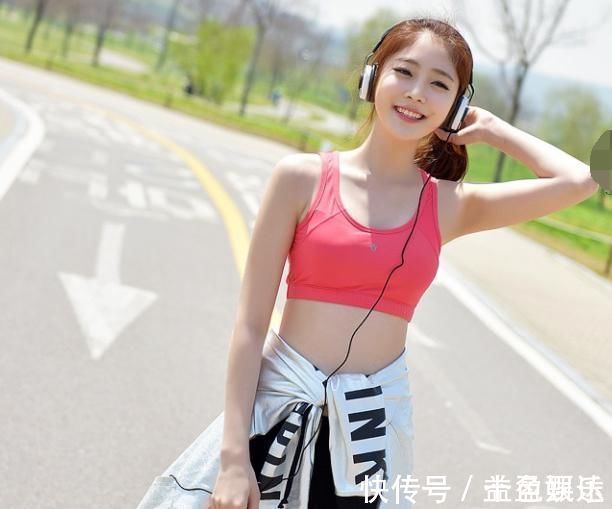 美女 运动范的打底裤美女，展现绝佳的气质，回头率特别高