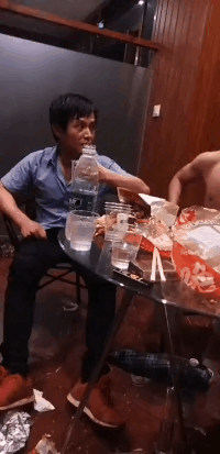 |搞笑GIF:我就在旁边静静地看着,这都是惹谁了?