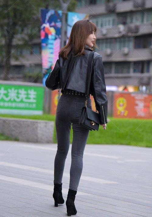 牛仔裤|皮衣外套帅气十足,搭配牛仔裤休闲时尚,黑色穿搭散发高冷范儿