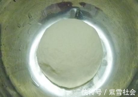 烙饼时,开水烫面还是加鸡蛋?早餐摊主:都不对,教你正确做法
