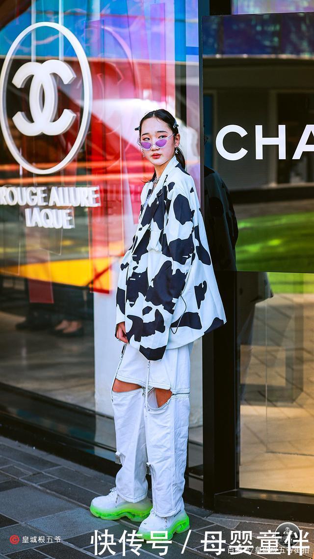 让自己|街拍偶尔尝试一下自己没有尝试过的穿衣风格也是不错的选择