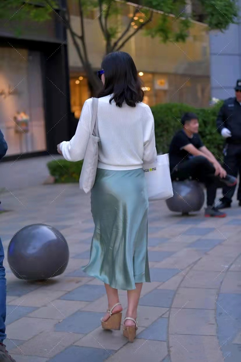 洋气|当真丝面料连衣裙遇上针织毛衣超洋气, 穿上精致又上档次!